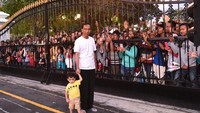 Presiden Joko Widodo (Jokowi) mengajak cucunya, Jan Ethes, berjalan-jalan di halaman Gedung Agung (Foto: Rusman/Biro Pers Sekretariat Kepresidenan)