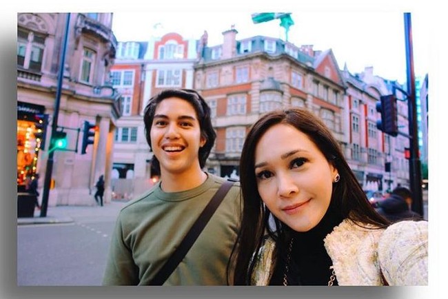 Maia Estianty yang kini berusia 41 tahun memiliki dua anak yang sudah berusia dewasa yaitu Al Ghazali dan El Rumi. Namun dari keduanya baru El Rumi yang menempuh kuliah di Inggris. Punya anak yang sudah beranjak jadi mahasiswa, kecantikan Maia tak luntur. Mantan istri Ahmad Dhani tersebut memang rutin merawat kulitnya dengan sebuah produk kecantikan asal Amerika Serikat yang kerap dipromosikannya di Instagram miliknya. Foto: Dok. Instagram