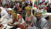 Selain itu, ada pula pasangan yang memakai busana adat Betawi