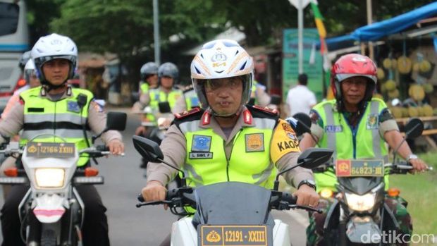 Kapolda Banten Brigjen Listyo Sigit Prabowo beserta jajaran mengecek keamanan di sepanjang jalur Pantai Anyer, Minggu (31/12/2017)