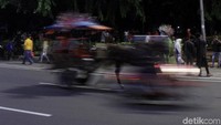 Warga terus berdatangan ke kawasan Monas untuk merayakan malam pergantian tahun dari 2017 ke 2018.