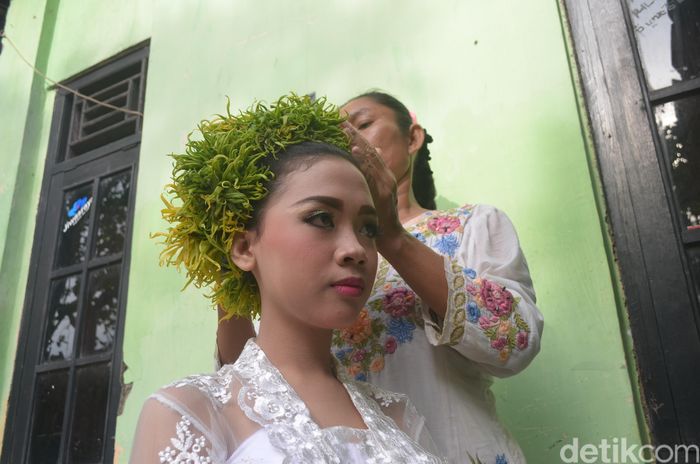 Foto Gadis gadis Cantik Bermahkota Bunga dari Indramayu 