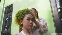 Sedari pagi, anak gadis di Desa Lalea sudah berdandan. Di bagian rambut mereka, berhiaskan bunga Kenanga. Pemandangan ini akan tersaji setiap kali Tradisi Ngarot digelar. (Sudirman/detikTravel)