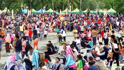 Tumpah Ruah! Pantai Ancol Penuh Pengunjung Tunggu Pergantian Tahun