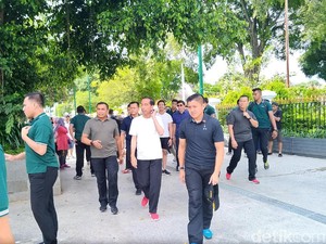 Pakai Sneakers Merah-Putih, Jokowi Jalan-jalan Lagi di Malioboro