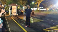 Sementara itu, Presiden Jokowi tampak kasual dengan kaos warna biru tua dipadankan dengan sneakers warna merah. (Foto: Danu Damarjati/detikcom)