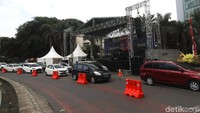 Panggung besar dan sejumlah ondel-ondel disiapkan menyambut perayaan tahun baru 2018 di kawasan Bundaran Hotel Indonesia, Jakarta, Minggu (31/12/2017).