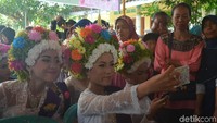 Anak gadis yang sudah berdandan cantik ini akan diarak keliling desa. Tapi sebelum diarak, selfie dulu dong... (Sudirman/detikTravel)