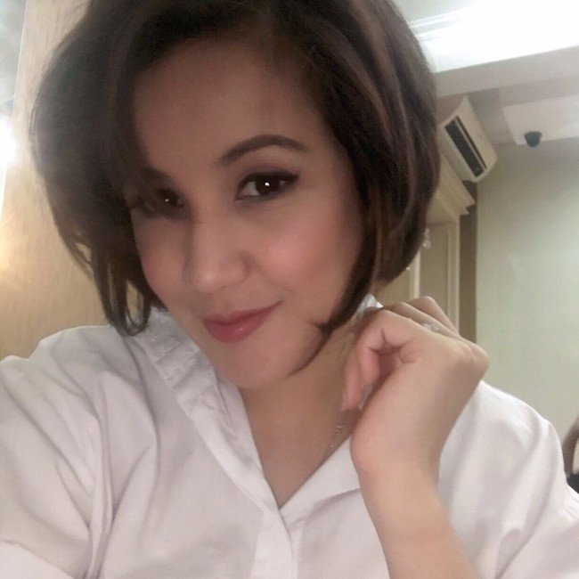 Andy Soraya yang kini tengah hamil anak ketiga, tetap awet muda dengan kondisi kini putra pertamanya, Shawn Adrian sudah duduk di bangku kuliah. Shawn yang juga mengikuti jejak ibunya menjadi artis baru saja masuk kuliah di sebuah universitas swasta di Jakarta. Foto: Dok. Instagram