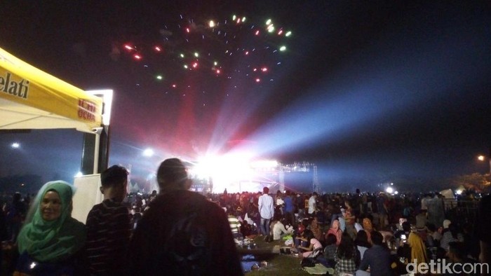 Indonesia Timur Masuki 2018, Pengunjung di Ancol Tiup Terompet