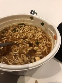 Harus ke Bandara Awal Usai 8 Jam Penerbangan, Chrissy Teigen 'Dihibur' Ramen