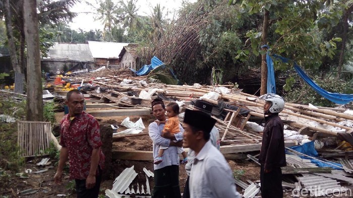 Rumah Rusak dan Kandang Ayam Roboh Diterjang Puting Beliung