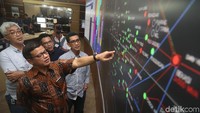 Direktur Bisnis Regional Jawa Bagian Barat PT PLN (persero) Haryanto WS bersama General Manager PT. PLN (persero) Distribusi Jakarta Raya Ikhsan Asaad saat meninjau kesiapan pasokan listrik di Jakarta, Minggu (31/12/2017).