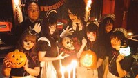 Terakhir, ada Vampire Cafe yang bertema serupa di Ginza, Tokyo. Para pelayan pria menggunakan tuksedo seperti gambaran vampir pada umumnya. Sedangkan para pelayan wanita menggunakan baju pelayan ala Prancis yang berwarna hitam putih  (Vampire Cafe/Facebook)