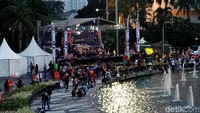 Panggung hiburan juga telah disiapkan  untuk memeriahkan malam tahun baru (Foto: Kanavino Ahmad Rizqo/detikcom)