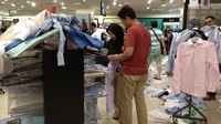 Barang yang dijual di Debenhams berantakan diserbu pembeli. Sebab, PT Mitra Adiperkasa Tbk (MAPI) memutuskan untuk menutup gerai terakhir Debenhams di Senayan City setelah 31 Desember 2017. Debenhams tidak ada lagi di Indonesia mulai 1 Januari 2018.