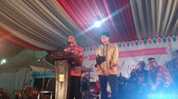 Anies dan Sandi hadir di acara nikah massal (Foto: Indra Komara/detikcom)