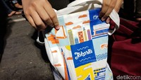Hadiah tahun baru itu diberikan dalam tas bertuliskan Jakarta.