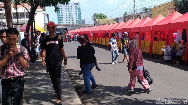 PKL di depan Stasiun Tanah Abang, Minggu (31/12/2017)