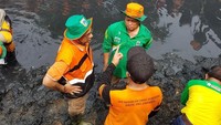 Foto-foto Anies di Kali Tegal Amba kemarin juga diunggah Pemprov DKI (Foto: Twitter Pemprov DKI)