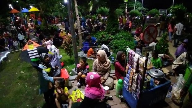 Pedagang juga mengabaikan larangan berjualan di atas lantai taman