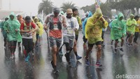 Hujan deras tidak menyurutkan semangat peserta Tugu to Tugu Run Ultra Marathon 55K di kawasan Monas, Jakarta, Minggu (31/12/2017). Kegiatan ini menyambut tahun baru yang dilakukan oleh komunitas lari.