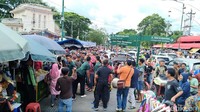 Di sekitar Pasar Beringharjo, ada ibu-ibu mendekat dan membawa tas-tas batik. Jokowi membeli 6 tas, masing-masing harganya Rp 20 ribu (Foto: Danu Damarjati/detikcom)