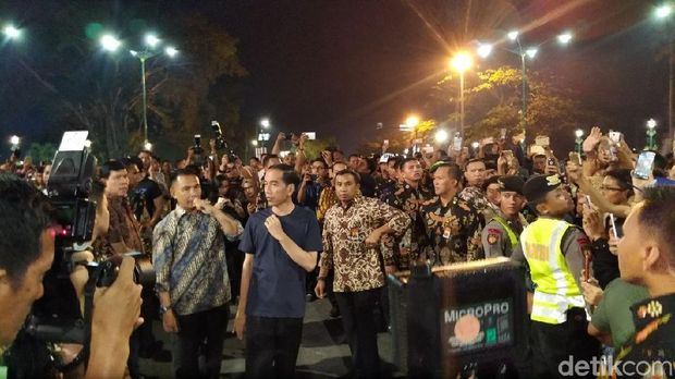 Jokowi tiba-tiba keluar dan berjalan ke titik 0 Km Yogyakarta.
