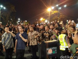 Jokowi Tiba-tiba Keluar dari Gedung Agung ke Titik 0 Km Yogya