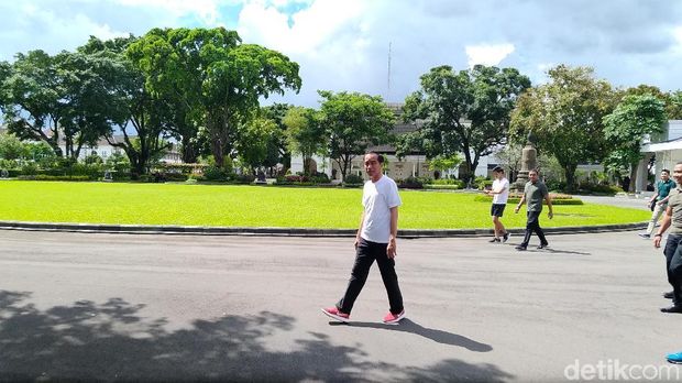 Jokowi di Gedung Agung.