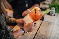 Racik <i>Soft Drink</i> dengan Buah untuk Minuman Segar Malam Ini