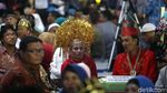 Senyum Bahagia 437 Pasang Pengantin yang Dinikahkan Massal
