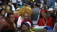 Mereka mengikuti nikah massal yang digelar Pemprov DKI Jakarta di Park & Ride Thamrin 10, Minggu (31/12/2017) pukul 19.30 WIB.