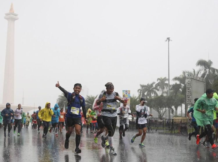 Ratusan Pelari Ultra Marathon Tinggalkan Monas Diiringi Hujan Deras