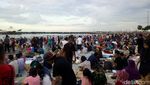 Tumpah Ruah! Pantai Ancol Penuh Pengunjung Tunggu Pergantian Tahun