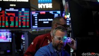 Reaksi broker saat bel penutupan di lantai New York Stock Exchange (NYSE) di New York, AS.