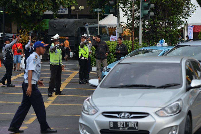 Petugas kepolisian mengendarai sepeda motor ketika melakukan pengamanan di jalan MH Thamrin Jakarta, Minggu (31/12). Penutupan jalan MH Thamrin hingga Sudirman tersebut dalam rangka pelaksanaan Car Free Night untuk merayakan pergantian tahun menuju 2018. ANTARA FOTO/Wahyu Putro A/aww/17.