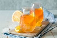 Racik <i>Soft Drink</i> dengan Buah untuk Minuman Segar Malam Ini