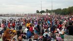 Tumpah Ruah! Pantai Ancol Penuh Pengunjung Tunggu Pergantian Tahun