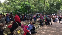 Diperkirakan hingga sore nanti jumlah pengunjung akan terus bertambah. Diprediksi, 70 ribu orang akan memadati lokasi ini hingga ditutup pukul 17.00 WIB nanti.
