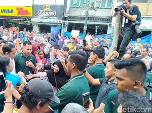 Aneka Gaya Warga Abadikan Momen Jokowi Jalan-jalan di Malioboro