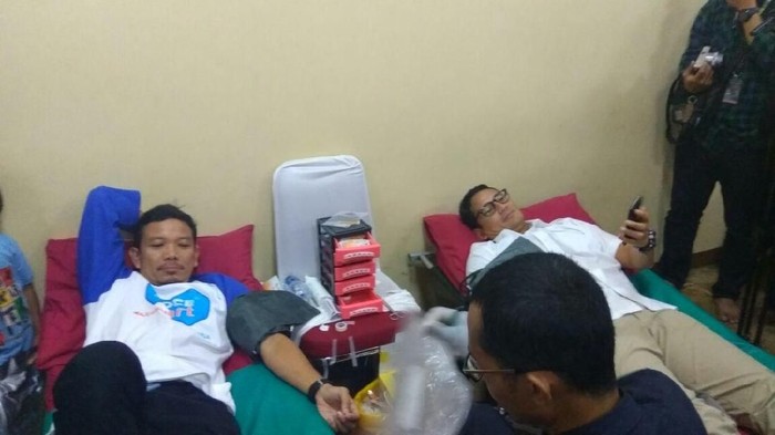Sandiaga Donor Darah di Masjid At-Tin Taman Mini
