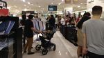 Foto: Ngeri, Barang Diskon di Debenhams Berceceran