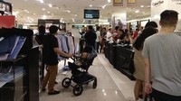 Barang yang dijual di Debenhams berantakan diserbu pembeli. Sebab, PT Mitra Adiperkasa Tbk (MAPI) memutuskan untuk menutup gerai terakhir Debenhams di Senayan City setelah 31 Desember 2017. Debenhams tidak ada lagi di Indonesia mulai 1 Januari 2018.