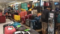 Barang branded yang banting harga sampai lebih dari separuh harga itu meliputi kaos, kemeja, sepatu, tas, koper untuk pria dan wanita hingga keperluan rumah tanggal.