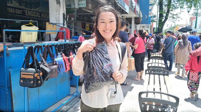 Dapat Kaos dari Jokowi, Yuna Si Gadis Jepang Senang Sekali