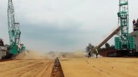Lalu pada 10.30 satu sisi girder sudah berhasil ditaruh di atas bearing pad. Namun gagal ketika ditaruh di sisi lainnya. Alhasil beton girder jatuh.