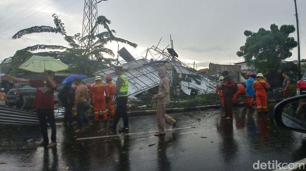 Atap bangunan roboh di Jl Pramuka, Jakarta, Minggu (31/12/2017)