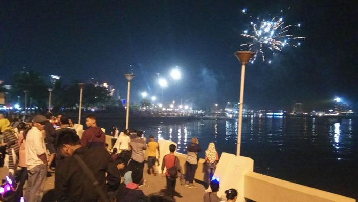 Kemeriahan malam pergantian tahun di Pantai Losari, Makassar.