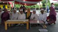 Acara nikah massal ini diikuti pasangan dari berbagai rentang usia. Ada yang muda, ada juga yang sudah lansia.